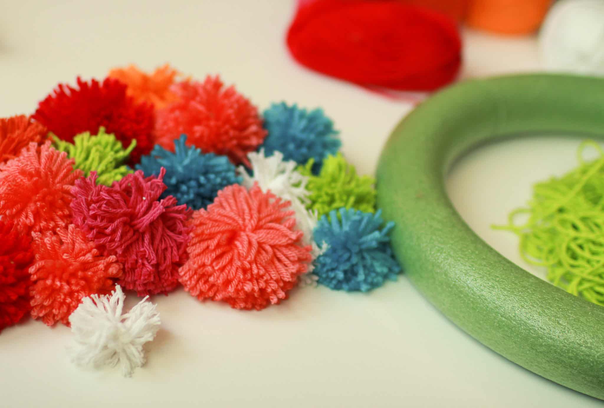 DIY pom pom wreath tutorial — perfect for spring or summer!