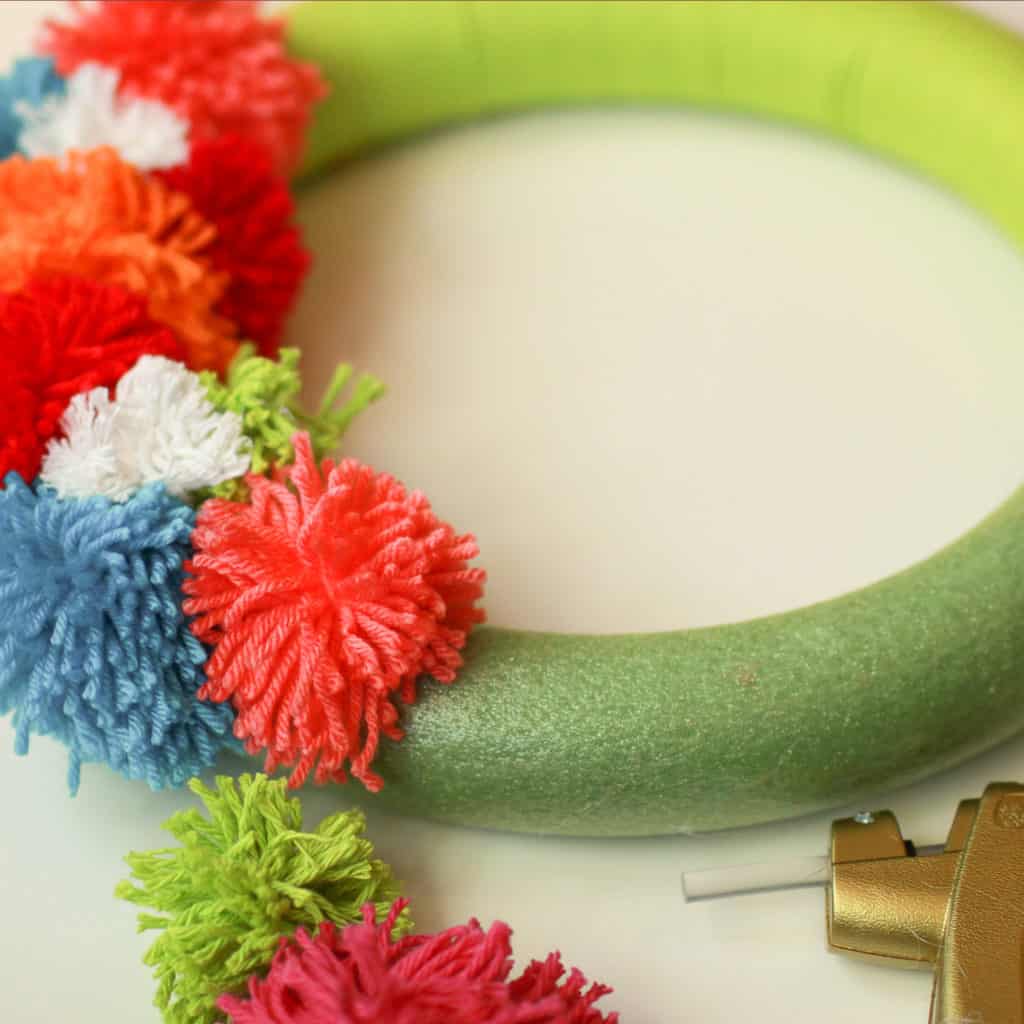 DIY pom pom wreath tutorial