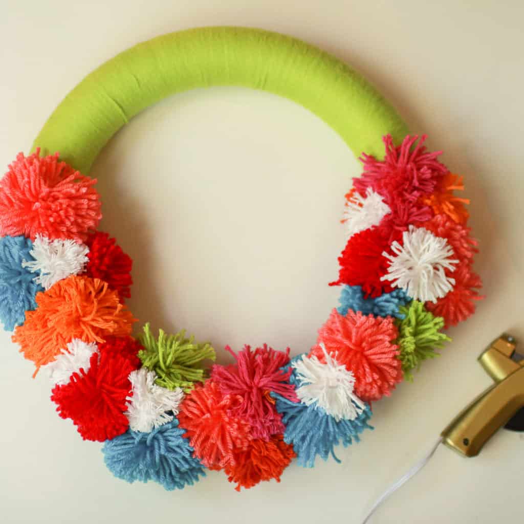 DIY pom pom wreath tutorial