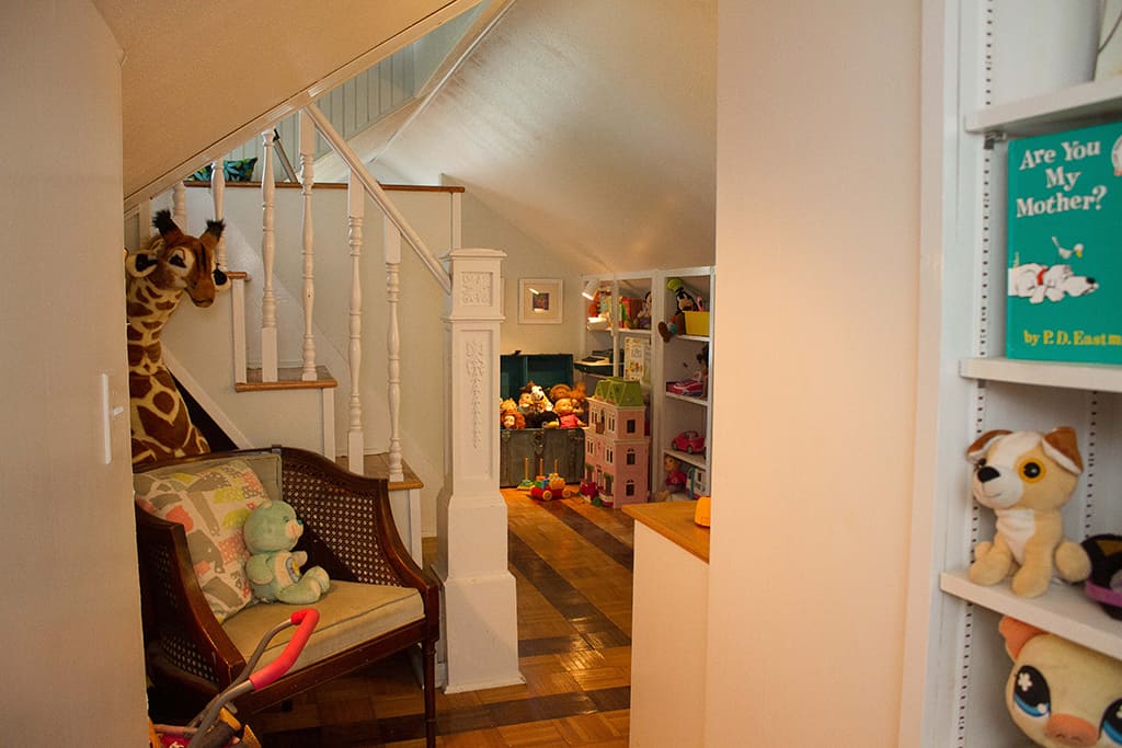 Oh So Lovely blog takes you on a toddler bedroom and play spaces home tour.