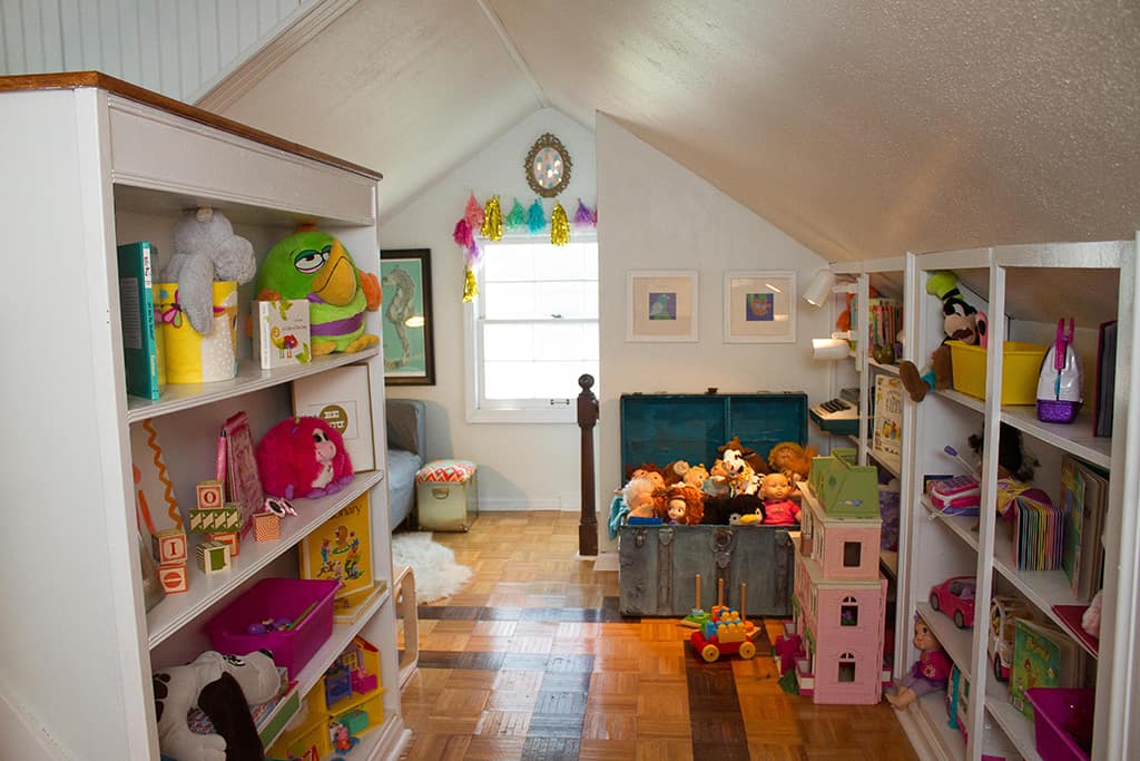 Oh So Lovely blog takes you on a toddler bedroom and play spaces home tour.