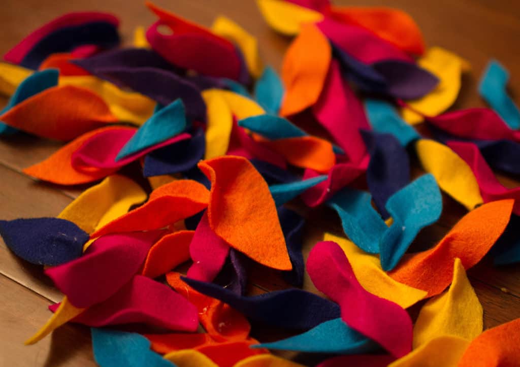 Oh So Lovely Blog shares a fun and easy DIY fall felt leaf wreath tutorial. Perfect for the season!