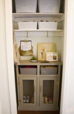 Audrey of Oh So Lovely Blog shares an easy and affordable DIY mini mudroom makeover featuring a custom console cabinet from Deer Lake Designs.