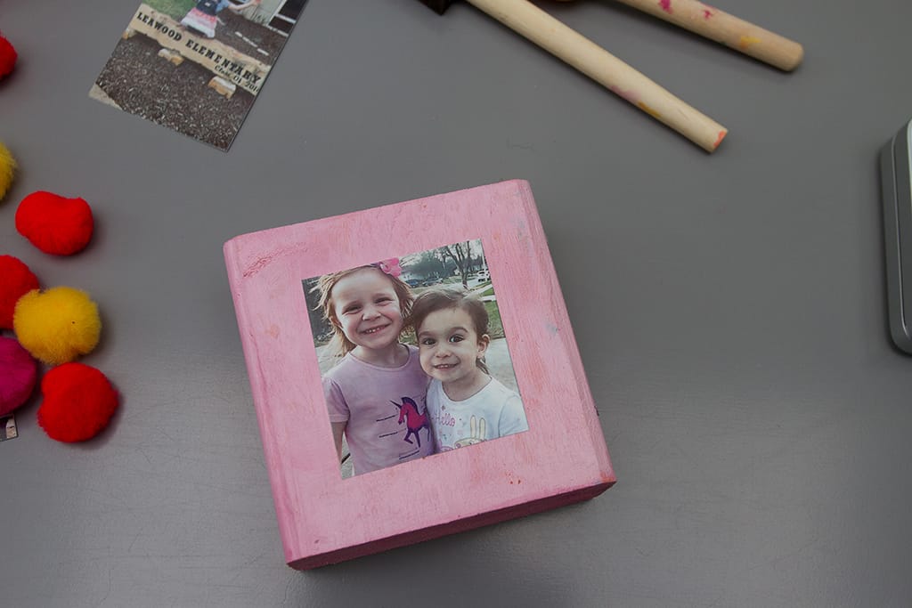 Audrey of Oh So Lovely Blog shares a super easy DIY photo block tutorial! Makes a perfect handmade day gift for any occasion. 