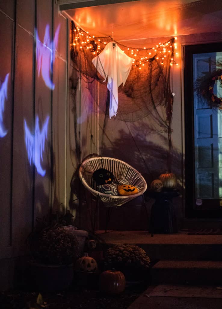 Join Oh So Lovely Blog on an outdoor Halloween home tour!