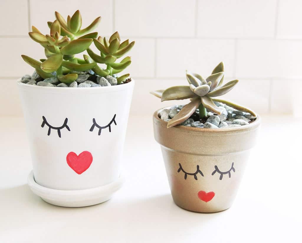 Audrey of Oh So Lovely Blog shows just how easy it is to make some affordable DIY summery planter pots perfect for your summer home decor, hostess gifts, you name it.