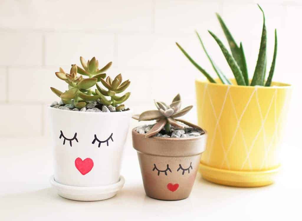 Audrey of Oh So Lovely Blog shows just how easy it is to make some affordable DIY summery planter pots perfect for your summer home decor, hostess gifts, you name it.