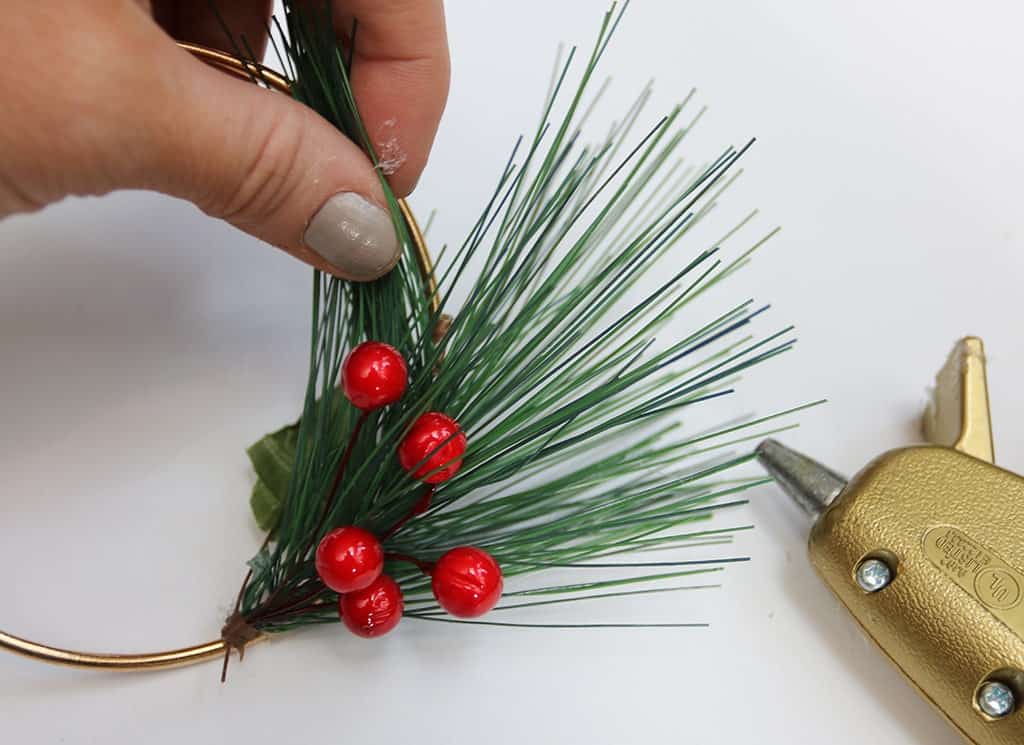 CUTE DIY HOLIDAY WREATH PLACE CARDS, Oh So Lovely Blog