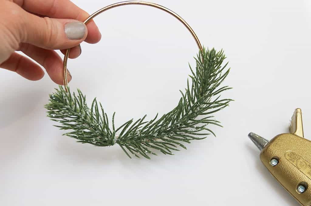 CUTE DIY HOLIDAY WREATH PLACE CARDS, Oh So Lovely Blog