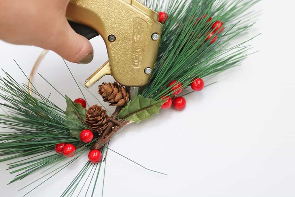 CUTE DIY HOLIDAY WREATH PLACE CARDS, Oh So Lovely Blog