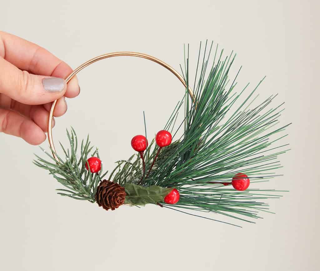 CUTE DIY HOLIDAY WREATH PLACE CARDS, Oh So Lovely Blog