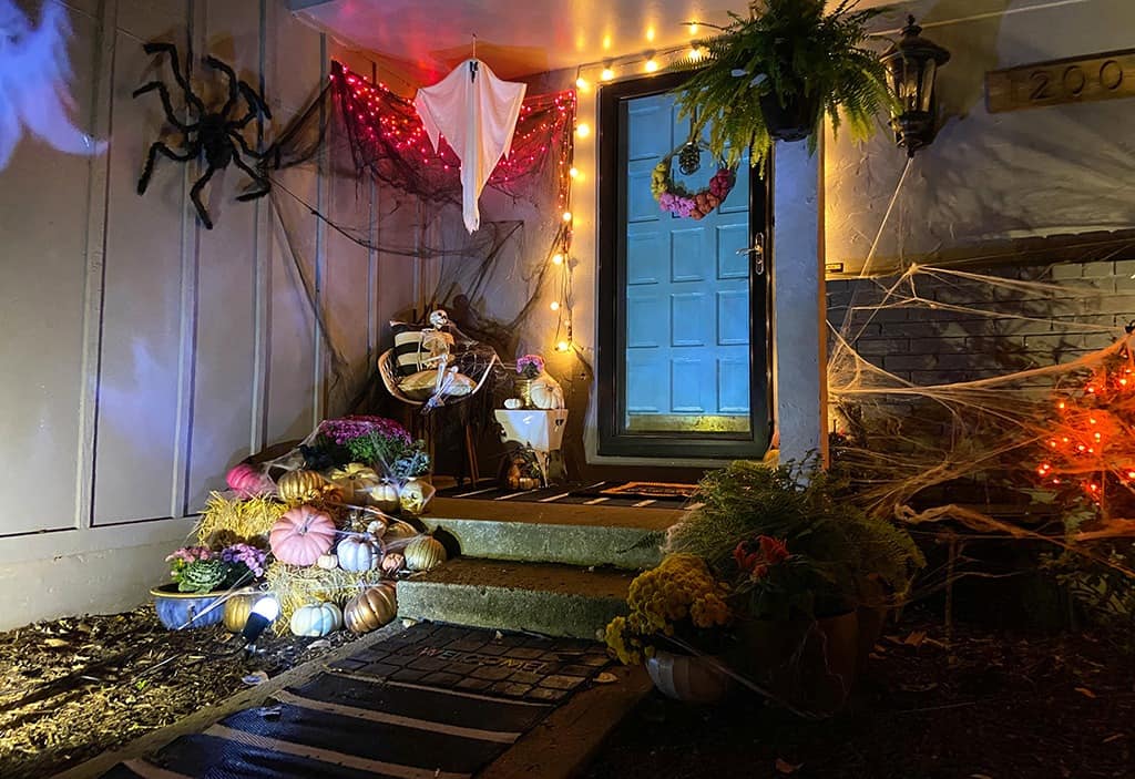 A fun & unique outdoor Halloween decor tour – at both day and nighttime! Full of affordable festivity & spookiness!