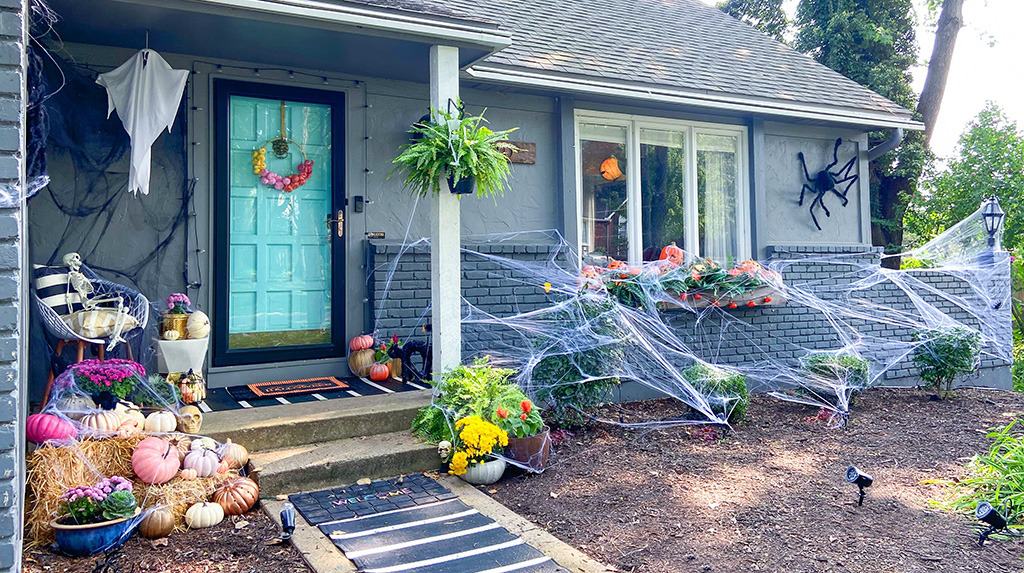 A fun & unique outdoor Halloween decor tour – at both day and nighttime! Full of affordable festivity & spookiness!