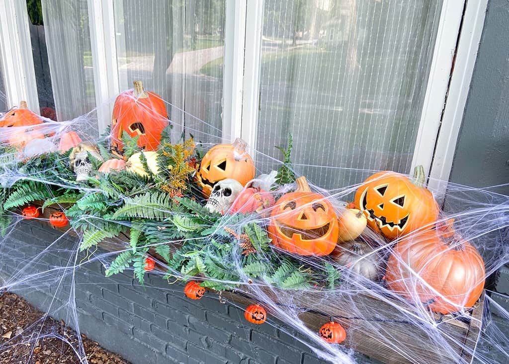 A fun & unique outdoor Halloween decor tour – at both day and nighttime! Full of affordable festivity & spookiness!