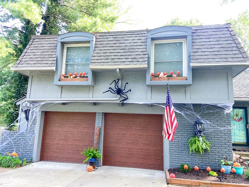 A fun & unique outdoor Halloween decoration tour – at both day and nighttime! Full of affordable festivity & spookiness!