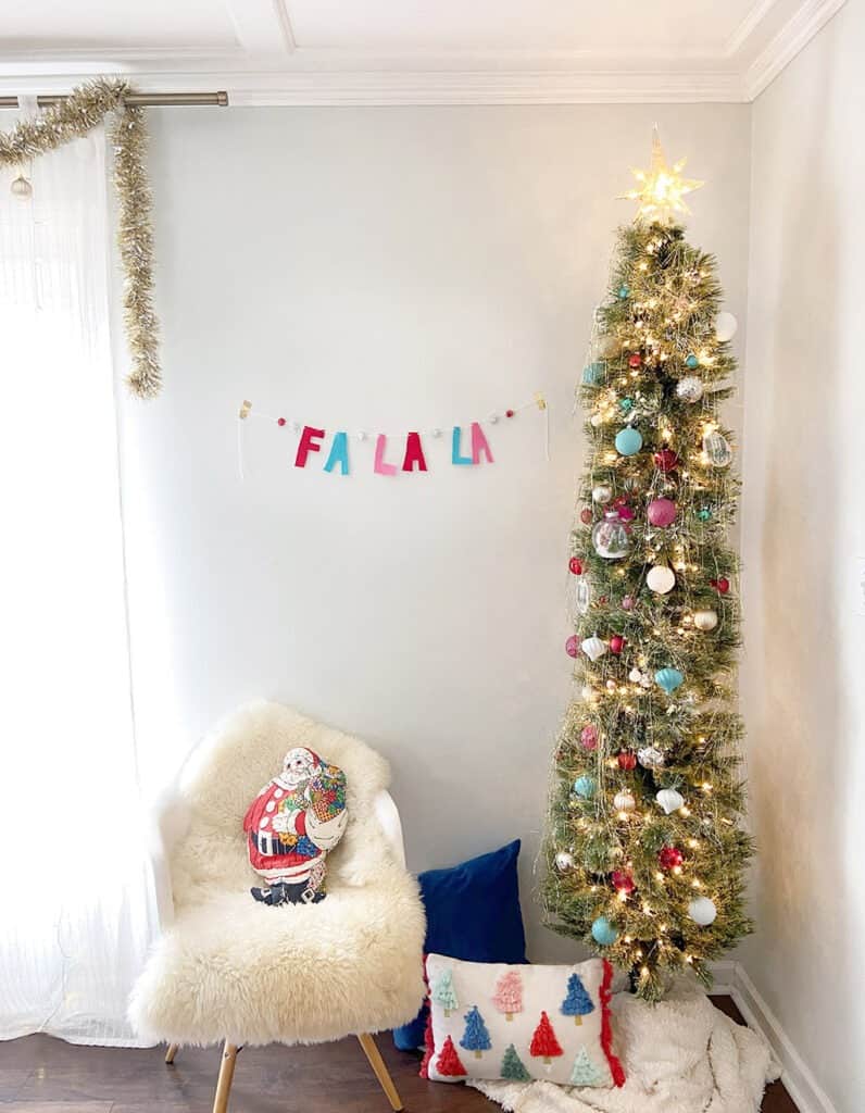 DIY felt banner tutorial: A fun and easy project that's great for kids, and is perfect for the holidays or kid's room decor.