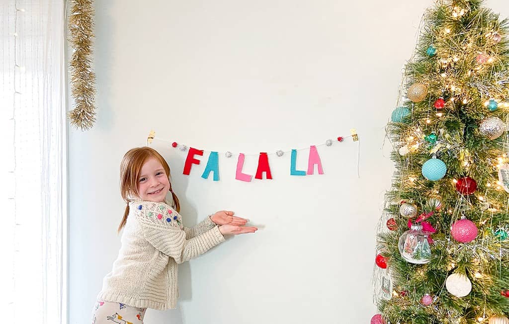 DIY felt banner tutorial: A fun and easy project that's great for kids, and is perfect for the holidays or kid's room decor.