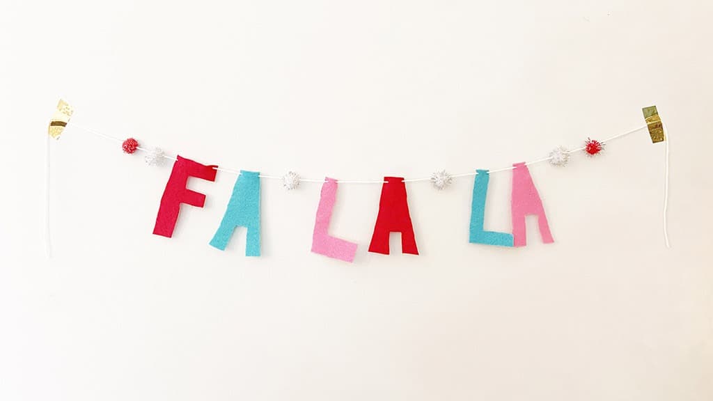 DIY felt banner tutorial: A fun and easy project that's great for kids, and is perfect for the holidays or kid's room decor.