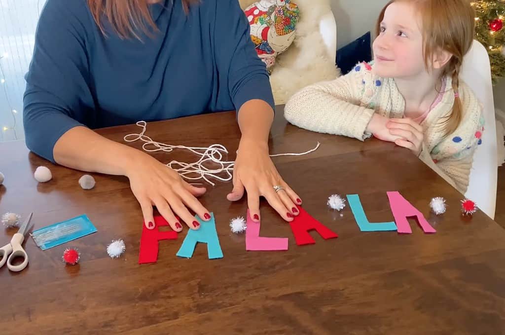 DIY felt banner tutorial: A fun and easy project that's great for kids, and is perfect for the holidays or kid's room decor.