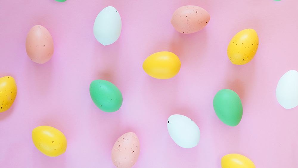 Desktop wallpaper Easter eggs on pink background