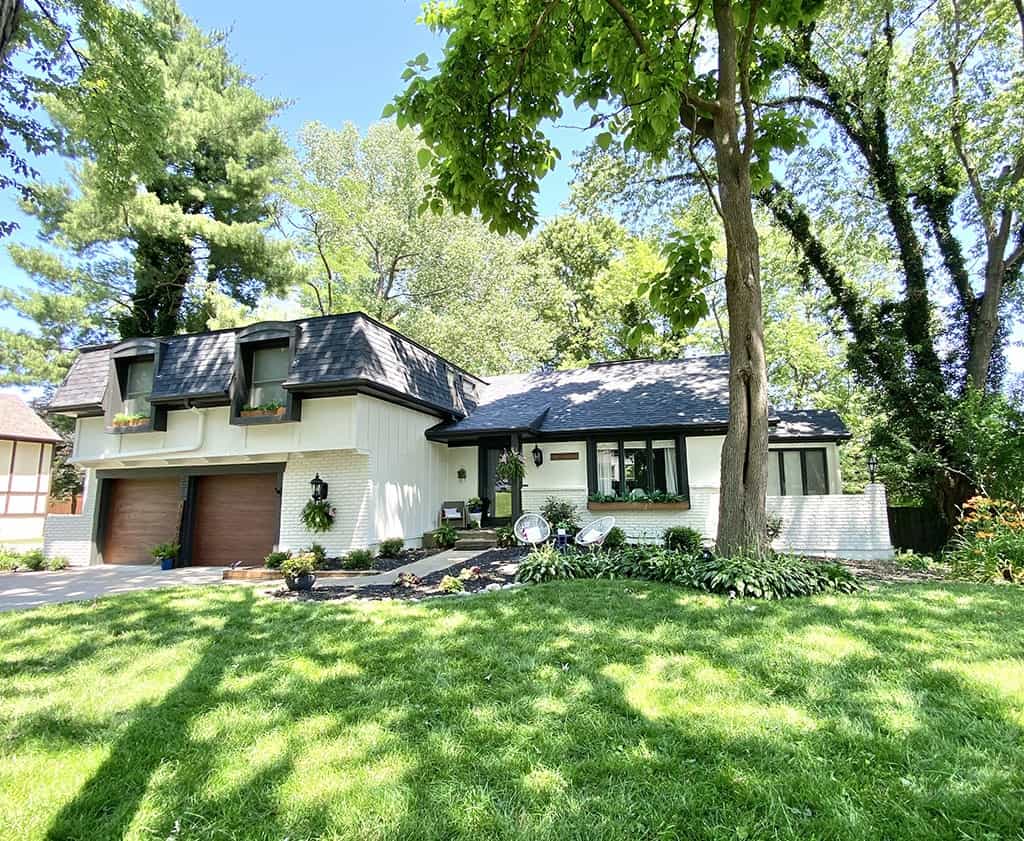 SW Oyster White house with Iron Ore trim