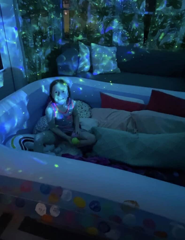 How to turn an inflatable kiddie pool into a super cute DIY lounge. Such a fun and comfortable way to upgrade kid's movie time!