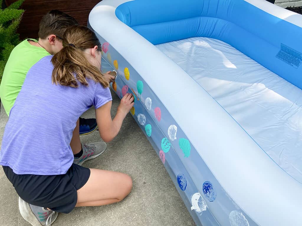 How to turn an inflatable kiddie pool into a super cute DIY lounge. Such a fun and comfortable way to upgrade kid's movie time!