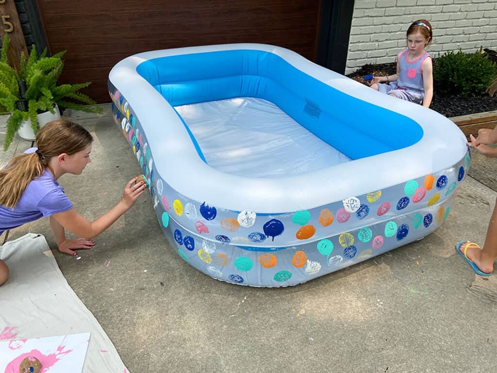 How to turn an inflatable kiddie pool into a super cute DIY lounge. Such a fun and comfortable way to upgrade kid's movie time!