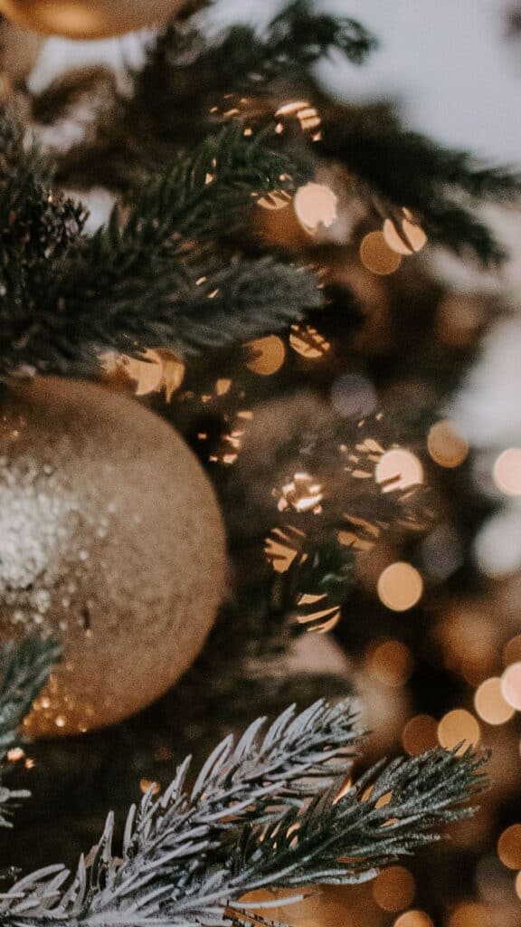 christmas tree with glowing lights and ornaments bokeh blur - free december digital wallpapers