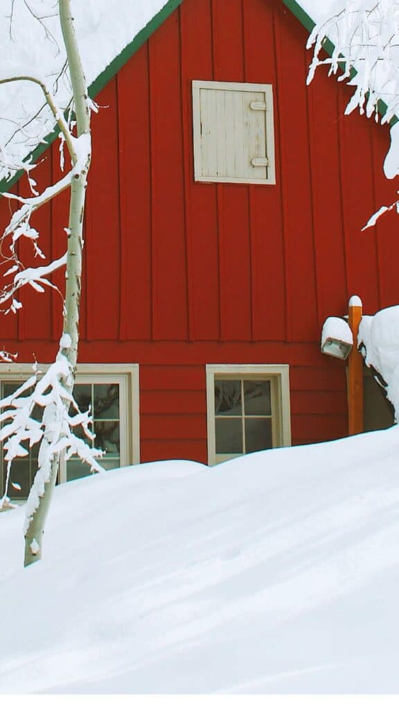 red and green cabin in the snowy woods - feee december digital wallpapers