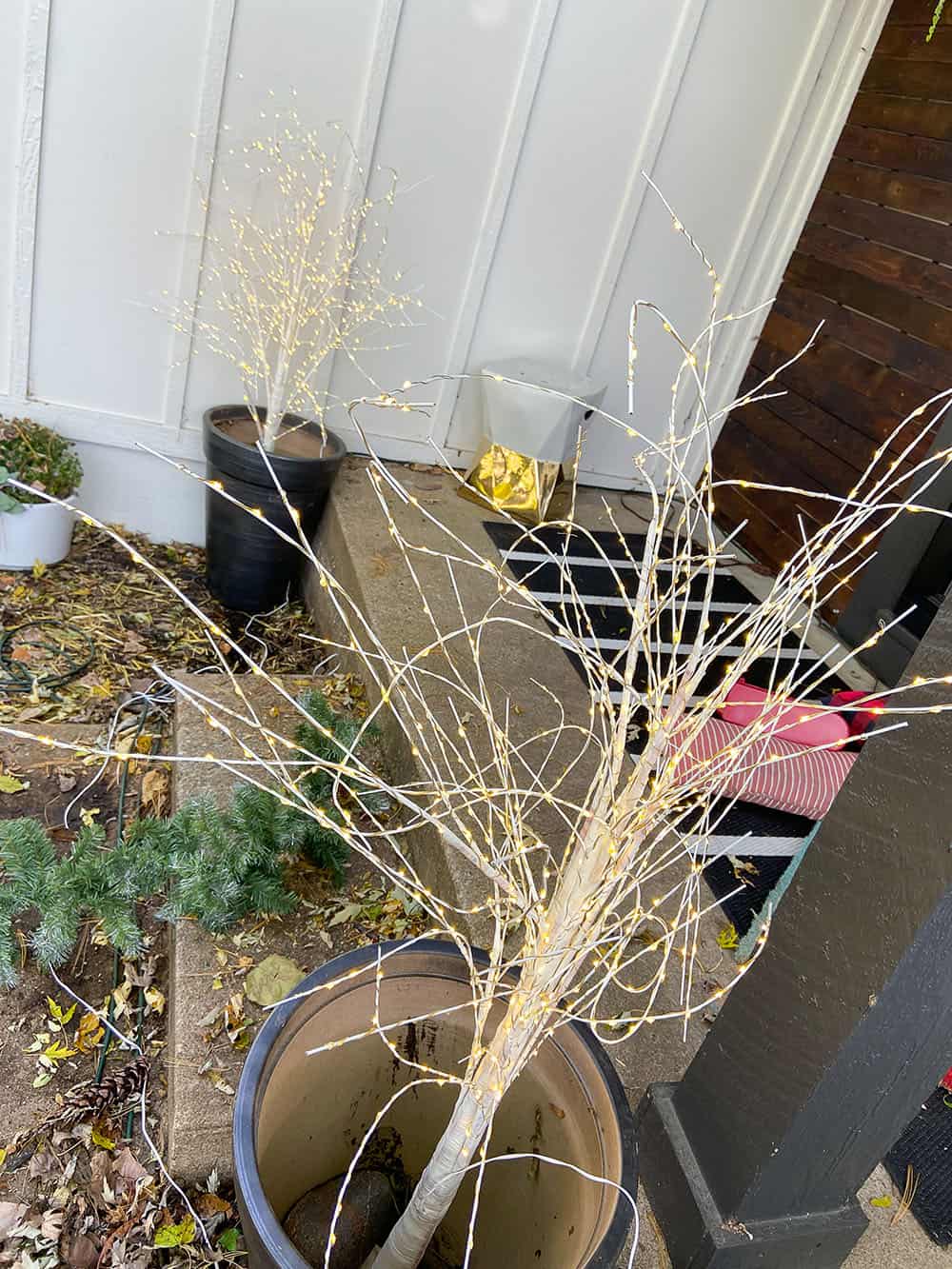 Outdoor holiday decor tour – A classic Christmas look on a budget!