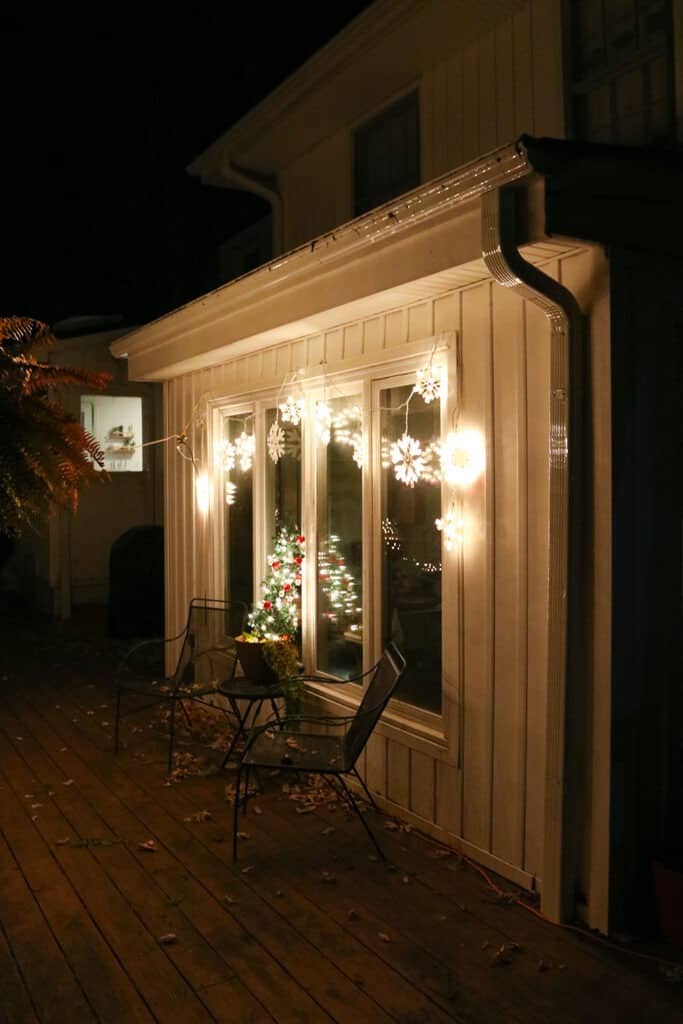 Outdoor holiday decor tour – A classic red and white Christmas look on a smaller budget. Come see how it looks all lit up at nighttime!