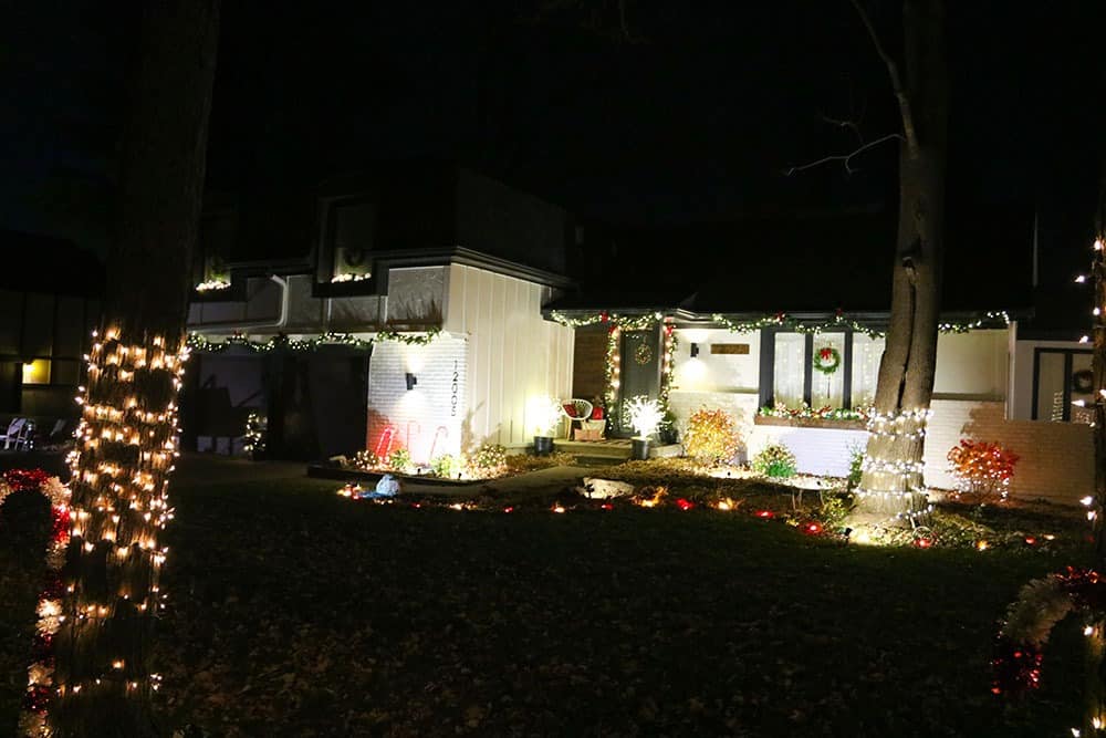 Outdoor holiday decor tour – A classic red and white Christmas look on a smaller budget. Come see how it looks all lit up at nighttime!