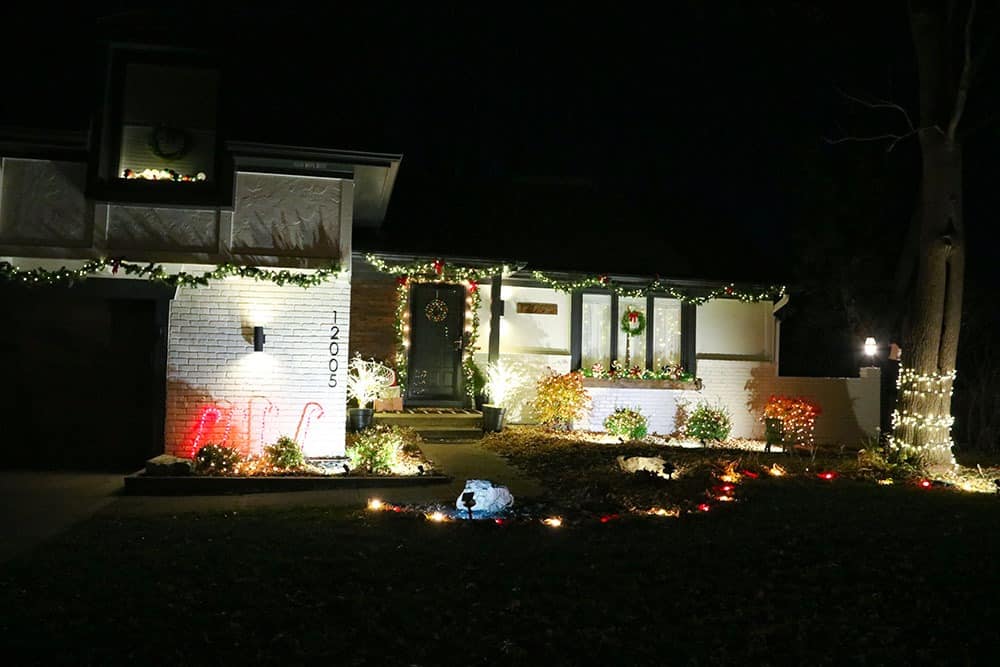 Outdoor holiday decor tour – A classic red and white Christmas look on a smaller budget. Come see how it looks all lit up at nighttime!