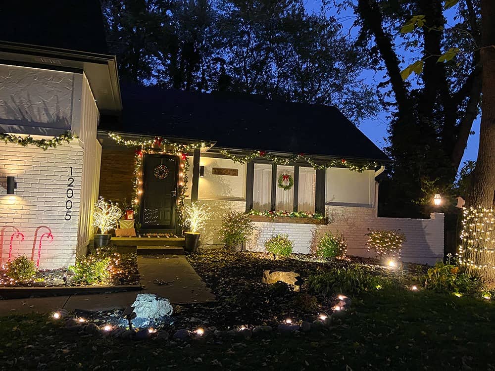 Outdoor holiday decor tour – A classic red and white Christmas look on a smaller budget. Come see how it looks all lit up at nighttime!