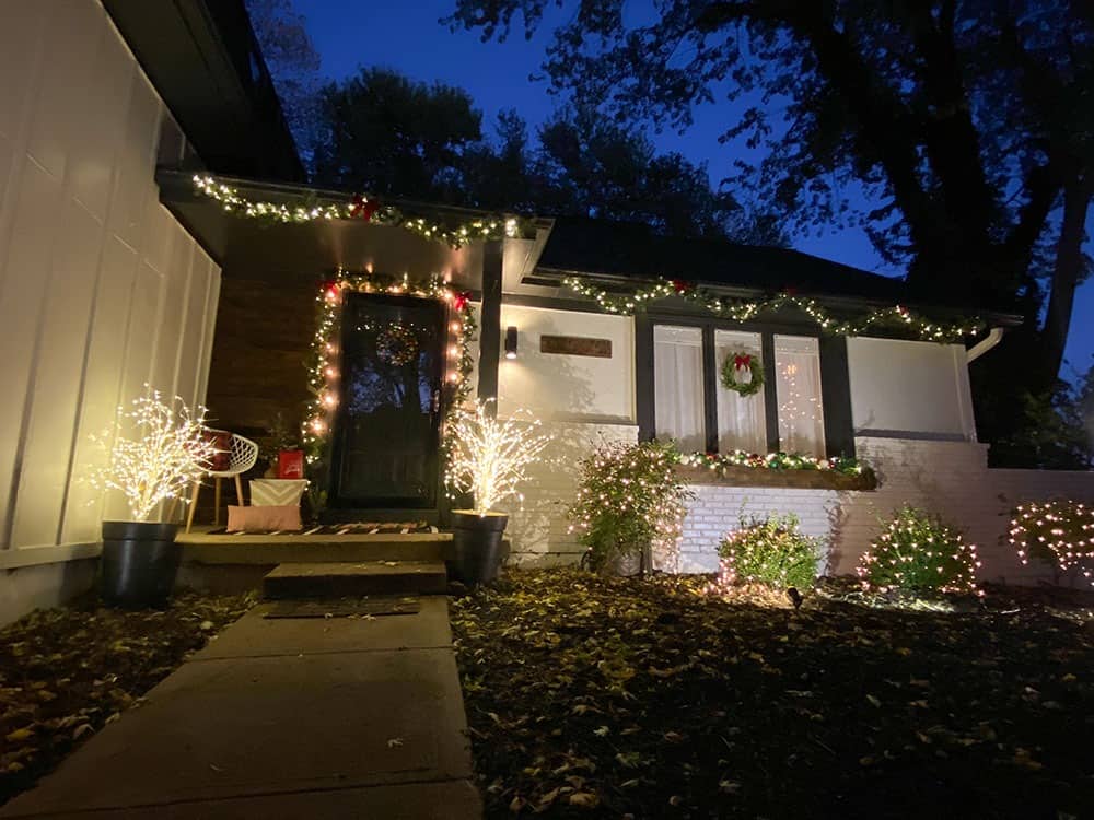 Outdoor holiday decor tour – A classic red and white Christmas look on a smaller budget. Come see how it looks all lit up at nighttime!