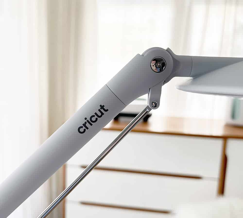 Cricut Bright 360 – Illuminate your entire workplace with this sleek lamp that shows rich, accurate colors!