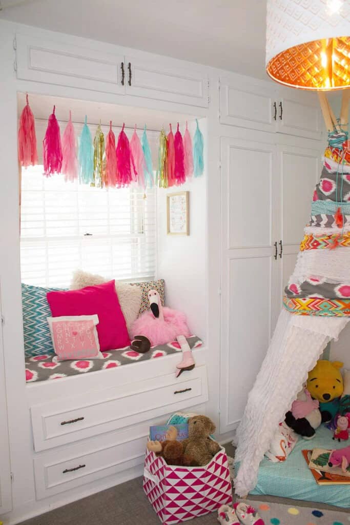 Reading nook makeover – How to create a fun and magical space for your kiddo on a small budget. Get the tutorial!