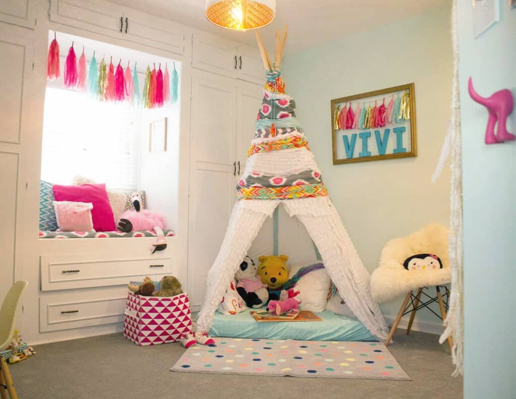 Reading nook makeover – How to create a fun and magical space for your kiddo on a small budget. Get the tutorial!