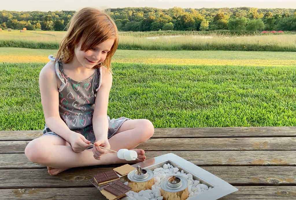 s'mores kit – An easy and fun DIY setup perfect for glamping, parties, and other events! Get the super easy tutorial!