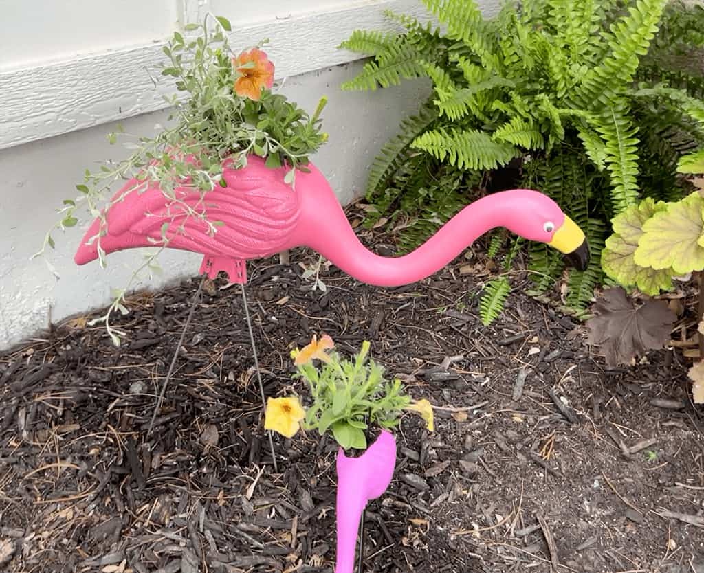 DIY FLAMINGO PLANTERS – FUN &#038; KITSCHY SUMMER DECOR!, Oh So Lovely Blog