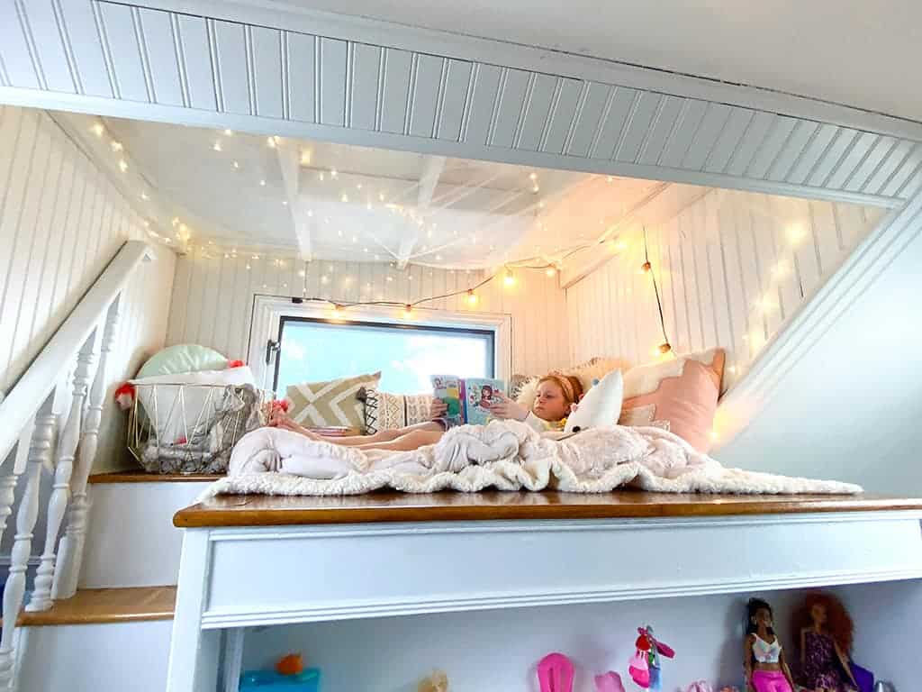 Reading nook makeover – How to create a fun and magical space for your kiddo on a small budget. Get the tutorial!