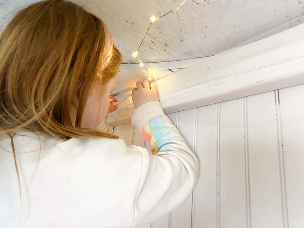 Reading nook makeover – How to create a fun and magical space for your kiddo on a small budget. Get the tutorial!