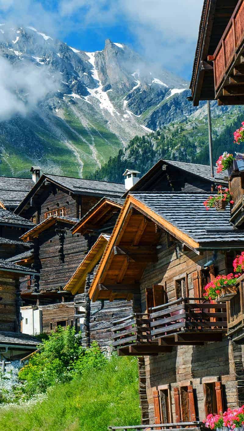 chalets in switzerland with mountains behind 