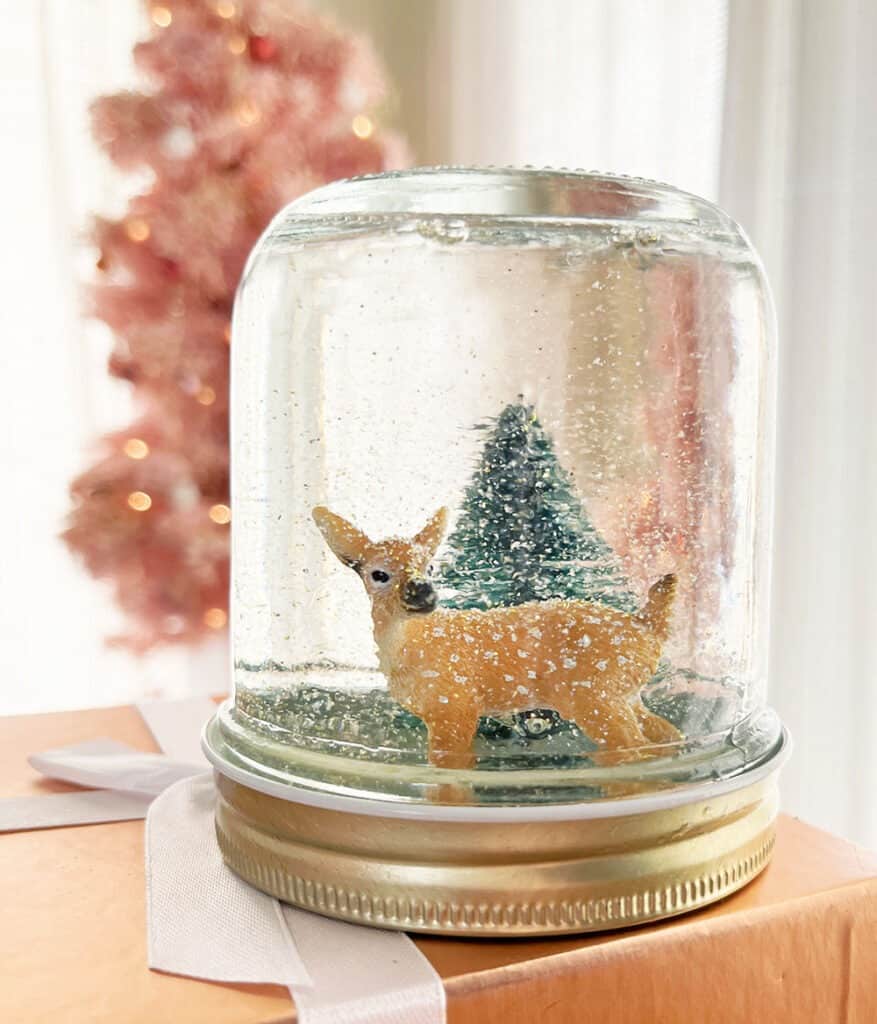 DIY holiday snow globes are SO fun, easy and make great gifts!