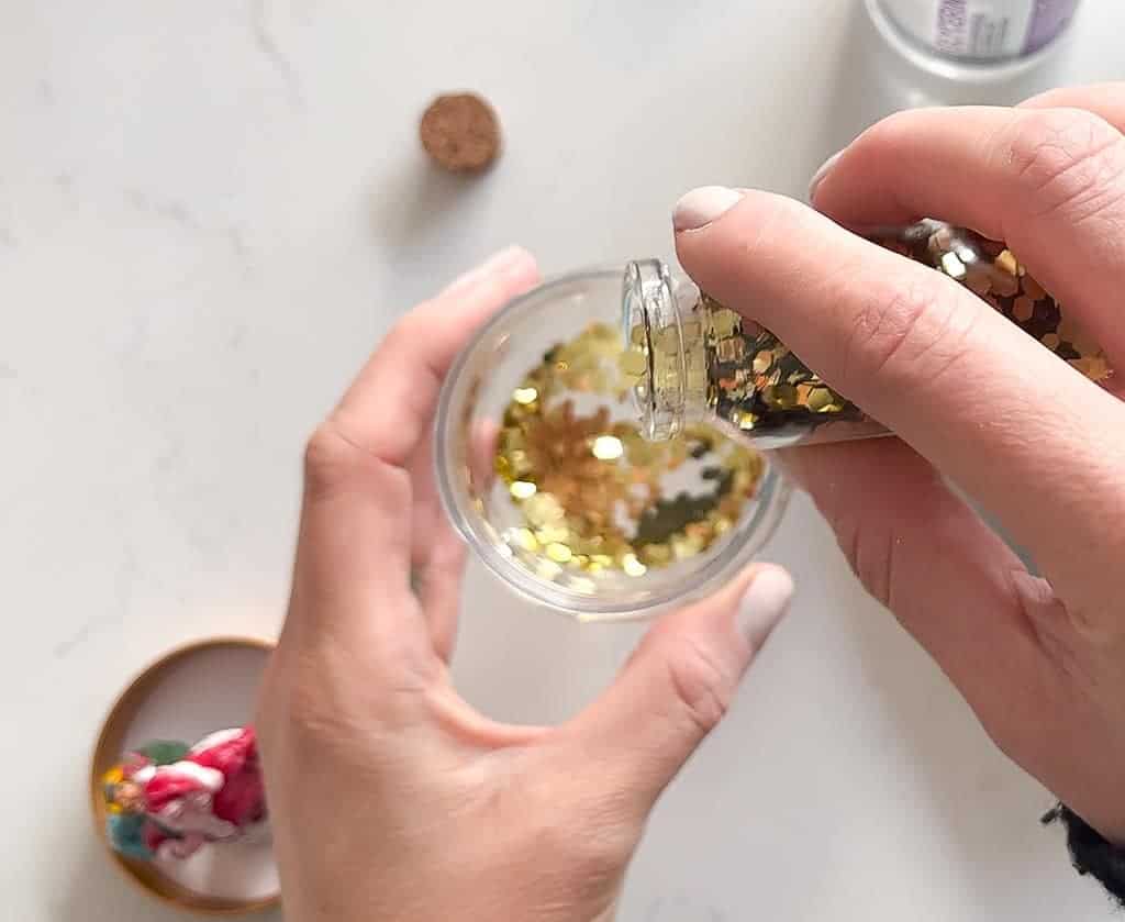 HOW TO MAKE CUTE AND EASY DIY HOLIDAY SNOW GLOBES, Oh So Lovely Blog